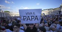 Wierni witają nowego papieża. Tłumy ludzi na placu Świętego Piotra [ZDJĘCIA]