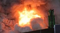 Riesiger Schrottberg steht in Flammen – Löscharbeiten erschwert