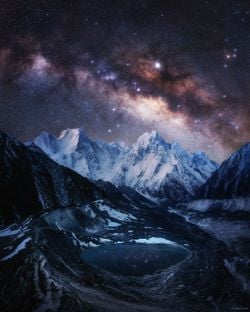 Karla Kaplı Himalayalar Üzerindeki Samanyolu