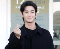 딸꾹질 김새론 등 만져주는 손…김수현 팬들 