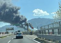 Incendio a Scafati: rifiuti in fiamme e aria irrespirabile
