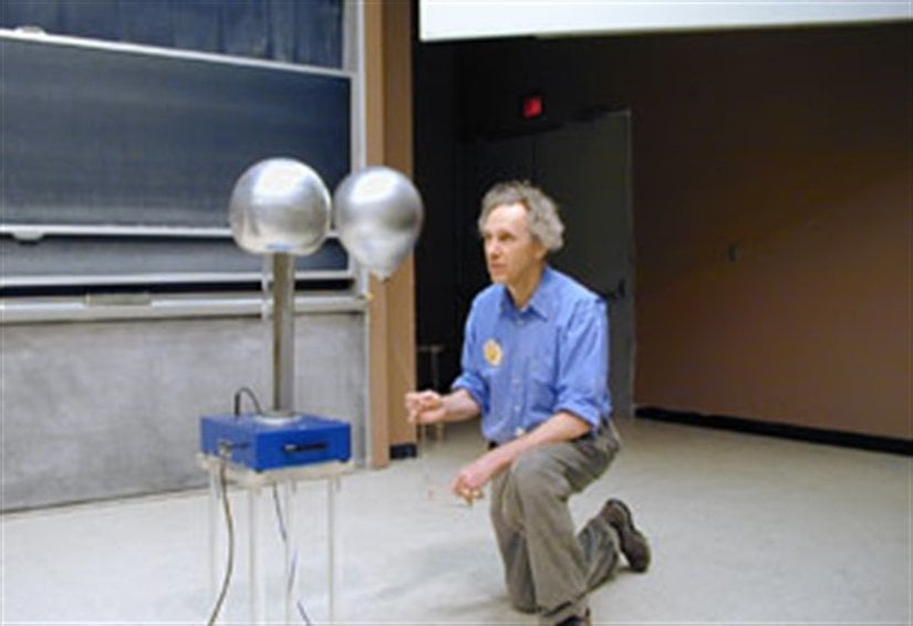 Profesör Walter Lewin'in, Van de Graaff jeneratörü ve bir balon ile gerçekleştirdiği gösteri.