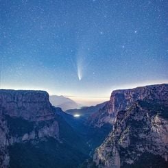 Vikos Gorge Üzerinde NEOWISE Kuyruklu Yıldızı