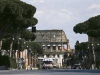 Orrore al Colosseo: turista scavalca i cancelli, cade e resta infilzato