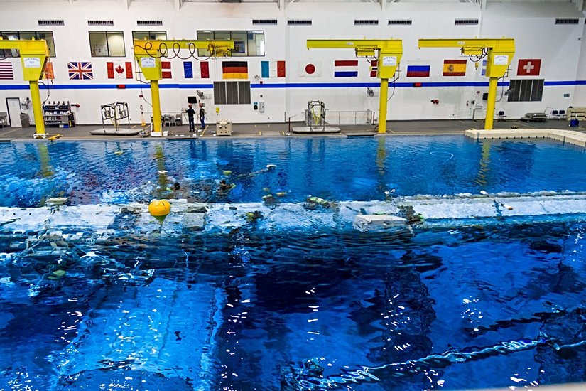 Test direktörü kontrol odalarından birinden NASA'nın Nötr Yüzdürme Laboratuvarı havuzuna bakış.