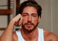 Ângelo Rodrigues vive romance com Debora Bloch em novela da Globo