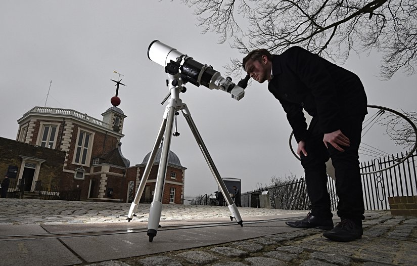 Teleskoptan bakıldığında görülenin ne olduğunu belirlemek için demokratik oya ihtiyaç yoktur; hatta demokrasiyi sürece dahil etmek, gerçeğe ulaşma performansımızı düşürebilir. Zira pek az insan teleskoptan gördüklerini doğru yorumlayabilecek donanıma, yetkinliğe, ilgiye ve zamana sahiptir. Bilimde konsensus (görüş birliği), oylama yoluyla değil, uzun dönem biriken ve belli bir yöne işaret eden verilerin cemiyet tarafından bir noktadan sonra başka şekilde yorumlanamaması ve gerçek olana işaret etmesiyle oluşur.