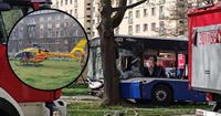 Wypadek miejskiego autobusu w Krakowie. Poważne zderzenie, są ranni