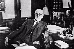 Sigmund Freud teorilerinde neden biyolojik, sosyal ve çevresel etmenlerden çok cinselliğe yer verdi?
