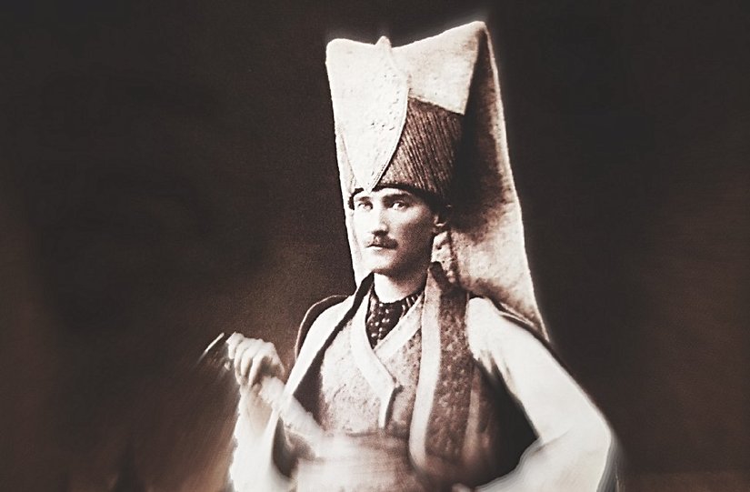 Mustafa Kemal Atatürk’ün Sofya da katıldığı bir kıyafet balosunda yeniçeri kıyafetiyle verdiği poz. Elbette ki Atatürk’ün yeniçeri kıyafetini bu baloda kullanması açıkça bir mesaj veriyordu.
