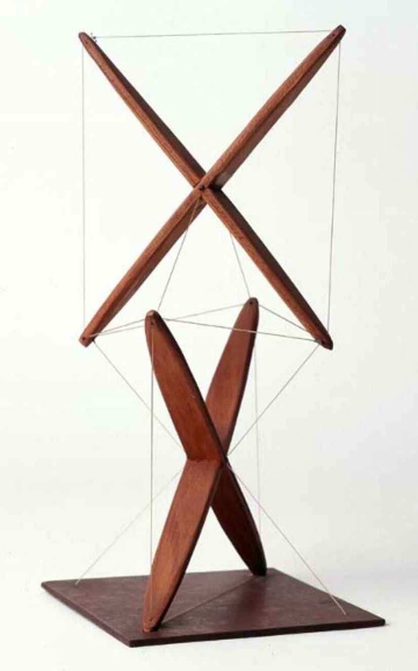 Kenneth Snelson Tarafından Yapılan Tahmini ilk Tensegrity çalışması “X-Modulü” yıl 1948