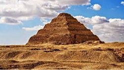 GERÇEK OLMAYAN PİRAMİT: ZOSER