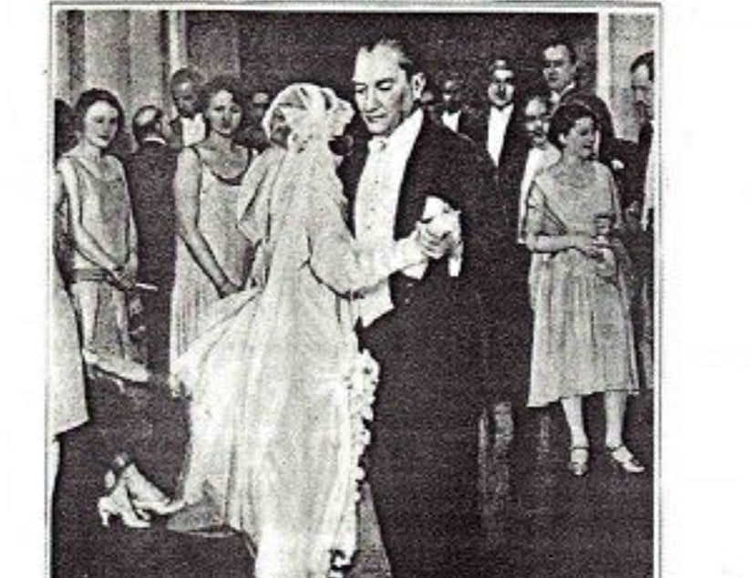 Mustafa Kemal Atatürk'ün Selanik ataşeliği yaptığı sırada konakladığı, daha sonraki yıllarda fırsat buldukça ziyaret ettiği Splendide Palas otelinde vals yaparken çekilmiş fotoğrafı. Atatürk'ün bu otele ziyareti Sofya ataşeliği yaptığı ilk gün kaldığı Bulgarya otelini beğenmemesi sonucunda olmuştur.