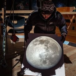  Direct Projection: The Moon in My Hands 