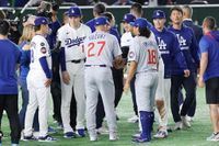 大谷翔平とじゃれ合う鈴木誠也…ロバーツ監督とハグも　試合後は日本選手５人再会し記念撮影 - ＭＬＢ : 日刊スポーツ