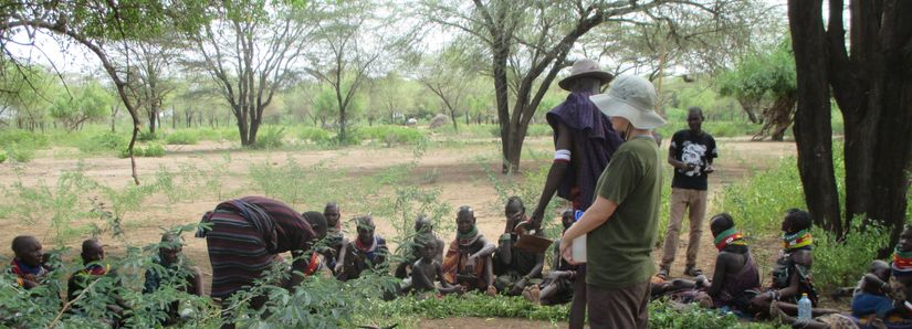 Turkana yerlileriyle birlikte Carla Handley