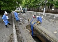 水道管破裂で道路冠水、大阪　小学校が授業中止、けが人なし