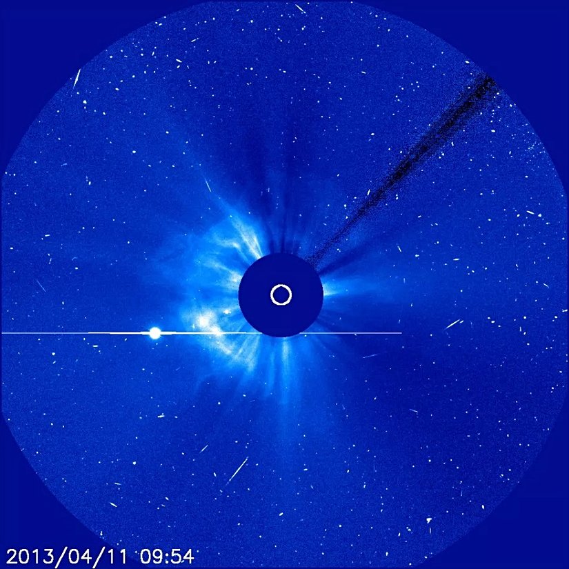 Güneş ve Helyosferik Gözlemevi (SOHO), Güneş'ten kopan koronal kütleyi (Güneş'in solundaki parlak daire) yakalamak için koronagraf kullandı.