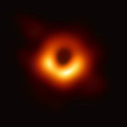 Karadelik Fotoğrafındaki Halka Akresyon Diski Mi Yoksa Arkadaki Işığın Bükülmüş Hali Mi?