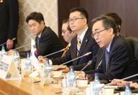 The foreign ministers of South Korea, Japan and China met again after a year and four months to stre.. - MK