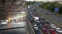 Gran atasco en la M-40 de Madrid por la caída de unas planchas: se vieron afectados los carriles de los túneles del Pardo