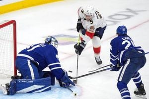Maple Leafs Edge Panthers Despite Stolarz Injury