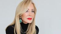 Solo Carmen Lomana puede combinar las tendencias más arriesgadas (leopardo y transparencias) con máxima elegancia