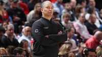 Clippers win as coach Lue sidelined by back pain