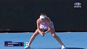 Zeynep Sönmez Stuns Alexandrova In Australian Open Thriller