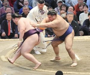 Kotonozakura And Takanobu Lead Day 12 Of Sumo Tournament