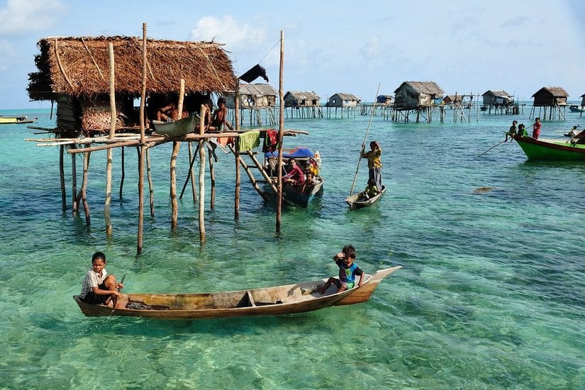 Dario Morelli, 2015    Sama-Bajau, Filipinler’deki Tawi-Tawi adalarının baskın etnik grubudur. Son elli yıl içinde, Filipinli Sama-Bajau’nun çoğu Mindanao’daki çatışma nedeniyle komşu Sabah’a ve Filipinler’in kuzey adalarına göç etmiştir.    2010 itibariyle, Sabah’taki en büyük ikinci etnik grubu oluşturmaktadırlar. Sama-Bajau, “Deniz Çingeneleri” veya “Deniz Göçebeleri” olarak da bilinirler.    Tarihlerinin çoğunda, Sama-Bajau kabilesi, denizci bir halktır, ticaret ve geçimlik balıkçılık yaparak deniz ürünleriyle yaşamaktadırlar. Teknede yaşayan Sama-Bajau kabilesi üyeleri, kendilerini saldırgan olmayan insanlar olarak görmektedirler. Teknelerini aynı zamanda evleri olarak kullanırlar. 2021’de yapılan bir genetik çalışma, bazı Sama-Bajau’ların Avustralasyatik atalarına sahip olduğunu ortaya çıkarmıştır.    Johor veya Gowa’dan geldiğini iddia eden köken mitleri, modern bilim insanları tarafından büyük ölçüde reddedilmiştir. Çünkü çoğunlukla bu krallıklar etnik farklılıkları açısından yakın zamanda kurulmuştur. Bajau’nun mevcut topraklarının yerlisi mi yoksa başka bir yerden mi yerleştiği hala tartışmalıdır.    2021 yılında gerçekleşen bir genetik çalışma, Filipinler ve Endonezya’nın Sama-Bajau’su arasında genetik bağ keşfetti. Bu genetik bağ, onları yaklaşık 15.000 ila 12.000 yıl önce Sundaland’ın batık kara köprüleri yoluyla Güneydoğu Asya anakarasından gelen topluluk olduğuna işaret etmektedir.    Bu onları, Avustralasya’ya bağlı avcı-toplayıcı grupların eski bir göçünün torunları olarak tanımlar. Bu popülasyonlar hem önceden var olan Negrito popülasyonlarıyla hem de daha sonra Austronesian halklarının gelen göçleriyle (aynı zamanda süreçte bir Austronesian dili benimseyerek) karışmıştır.    Genetik olarak Güneydoğu Asya anakarasındaki Lua ve Mlabri halklarının yanı sıra anakara Mindanao’daki Manobo halkıyla kümelenmişlerdir. Çalışma ayrıca, yaklaşık 1000 yıl önce başlayan Sama popülasyonları arasındaki minimal Güney Asya gen akışını da tanımlıyor.