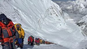 Rare Everest Snowstorm Traps Hundreds Of Hikers
