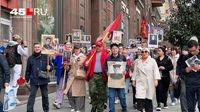 Сотни людей вышли в стихийный «Бессмертный полк»: онлайн-репортаж с празднования 9 Мая в Москве