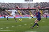 El Real Madrid gana su primer clásico, triunfo del Atlético y goleada del Valencia - Vivir Ediciones