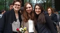 Alegría a las puertas de Sanidad en la adjudicación de las plazas MIR: 'Oncología médica es lo que más me gustaba'