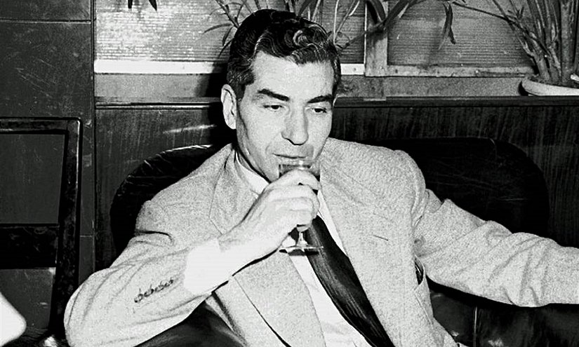 Küçük yaşlardayken ailesiyle birlikte Sicilya’dan Amerika’ya göçeder. İçki yasağı döneminde Amerika’da yükselişe geçen mafya babalarından birisi olur. II. Dünya Savaşı öncesinde tutuklanan Lucaina Sicilya’daki bağlantıları sayesinde Amerikan istihbaratıyla işbirliği yapar. Savaştan sonra Küba’ya kaçar. Küba’da eroin kaçakçılığına başlar ve 1962yılında Sicilya’da hayata gözlerini yumar.