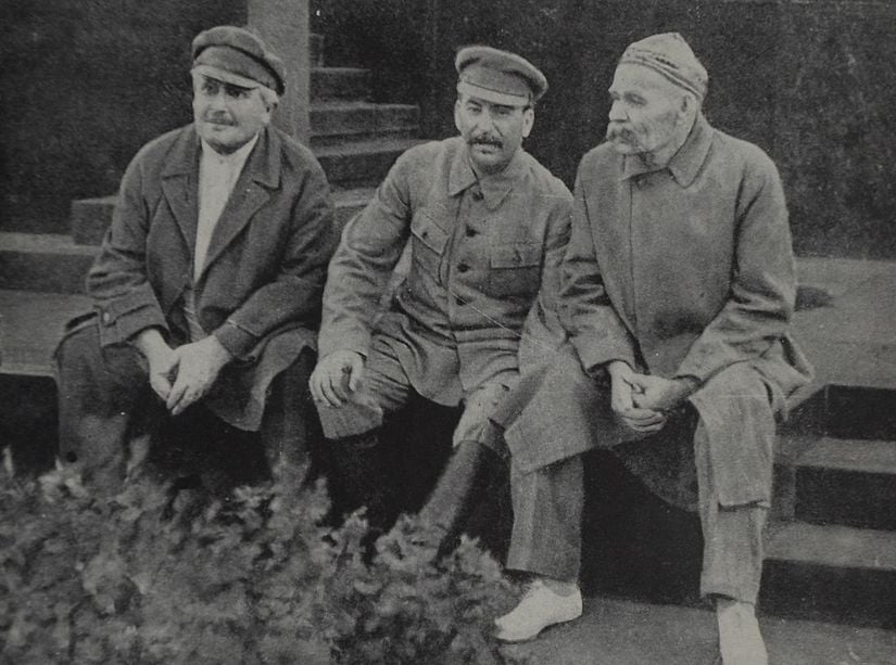Soldan sağa: Avel Enukidze, Joseph Stalin, Maksim Gorki
