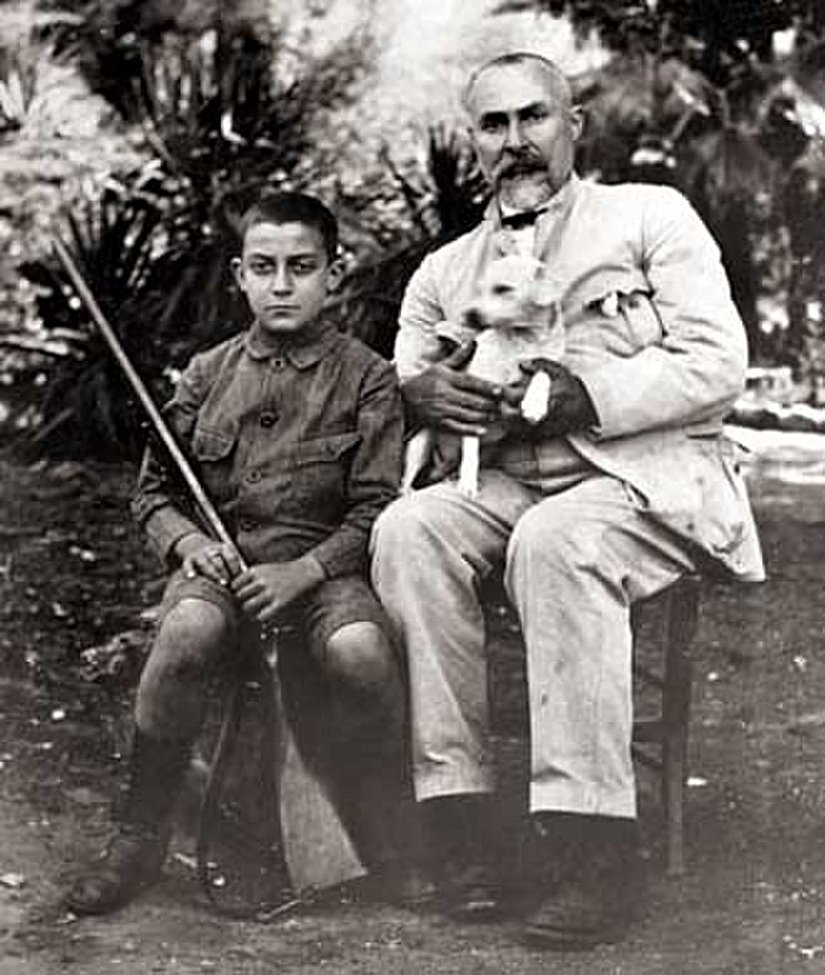 İtalya’nın Palermo şehrinde dünyaya gelen Ferro 1901 yılında New York’a yerleşir. Burada haraç almaya başlar ve hızla büyüyen bir mafya babası haline gelir. 1909 yılında polisi öldürme suçundan tutuklanan Ferro hapistan kaçarak Sicilya’ya döner. “Babaların babası” lakabıyla bilinen Ferro 1929 yılında tekraradan yakalanır ve bu sefer 50 yıl hapis cezasına çarptırılır. Hapishanede lüks bir koğuşta oldukça rahat yaşar. Amerikan askerleri İtalya’yı işgal ettiğinde tüm mahkumlar serbest bırakılır. Ancak Ferro hapishanede unutulur ve susuzluktan ölür.