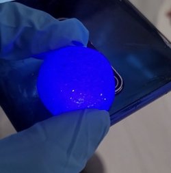 Dışı tamamen siyah, içi lacivert olan bu taş, hangi taş olabilir?