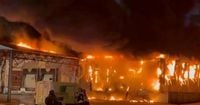 Incendio all'ortomercato di Milano: distrutti dalle fiamme tre capannoni