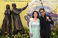 Marking 30th year of Yash Raj Films’ historic blockbuster, Dilwale Dulhania Le Jayenge (DDLJ), King of Bollywood Shah Rukh Khan and Kajol unveil bronze statue of Raj & Simran at London’s Leicester Square - London TV