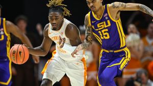 Tennessee Volunteers Edge Out Texas A&M Aggies 77-69