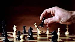 Çok zeki bir santranç ustası ile geleceği gören birinin santranç karşılaşmasında bir kazanan olur mu?