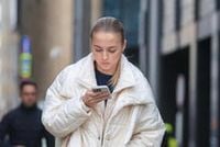 Тайные функции смартфонов: гаджеты нас видят, слушают и записывают