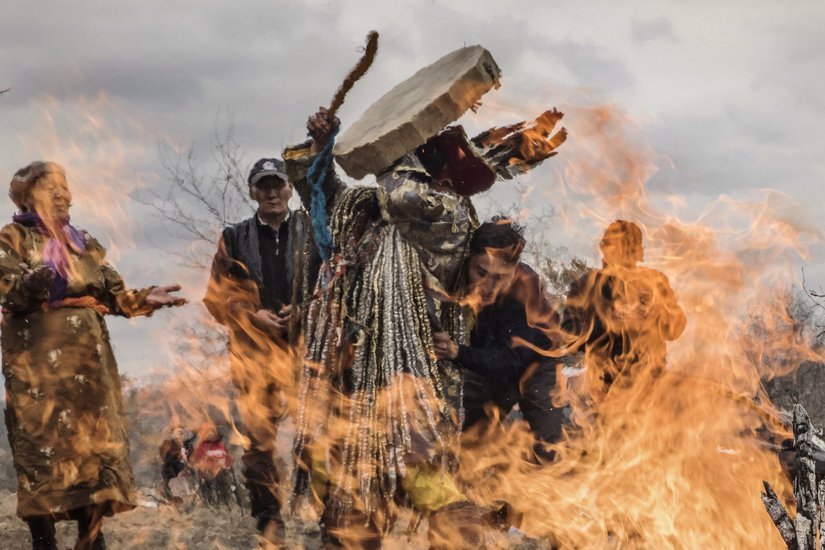 Ayin yapan bir Moğol şamanı.
