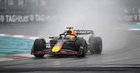 Kersverse vader Verstappen na straf buiten de punten in chaotische, natte sprintrace in Miami