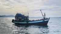 Boat carrying Myanmar migrants capsizes off Malaysia, 7 dead and 10 rescued