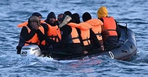 Smugglers Offer Discounts To Migrants For Social Media Posts