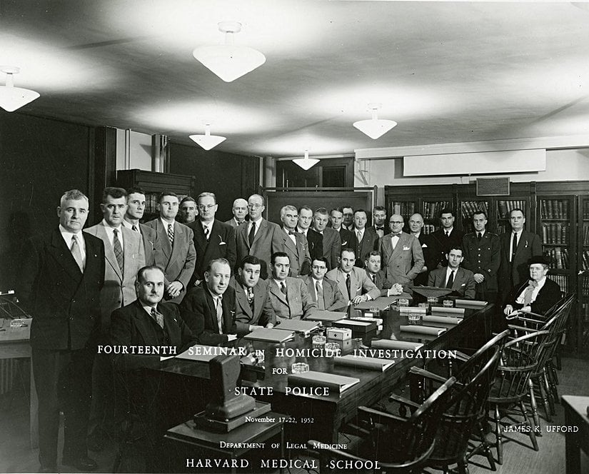 Glessner Lee (en sağda), Harvard'da cinayet üzerine bir seminerde, 1952. (Smithsonian Amerikan Sanat Müzesi Renwick Galerisinin izniyle)