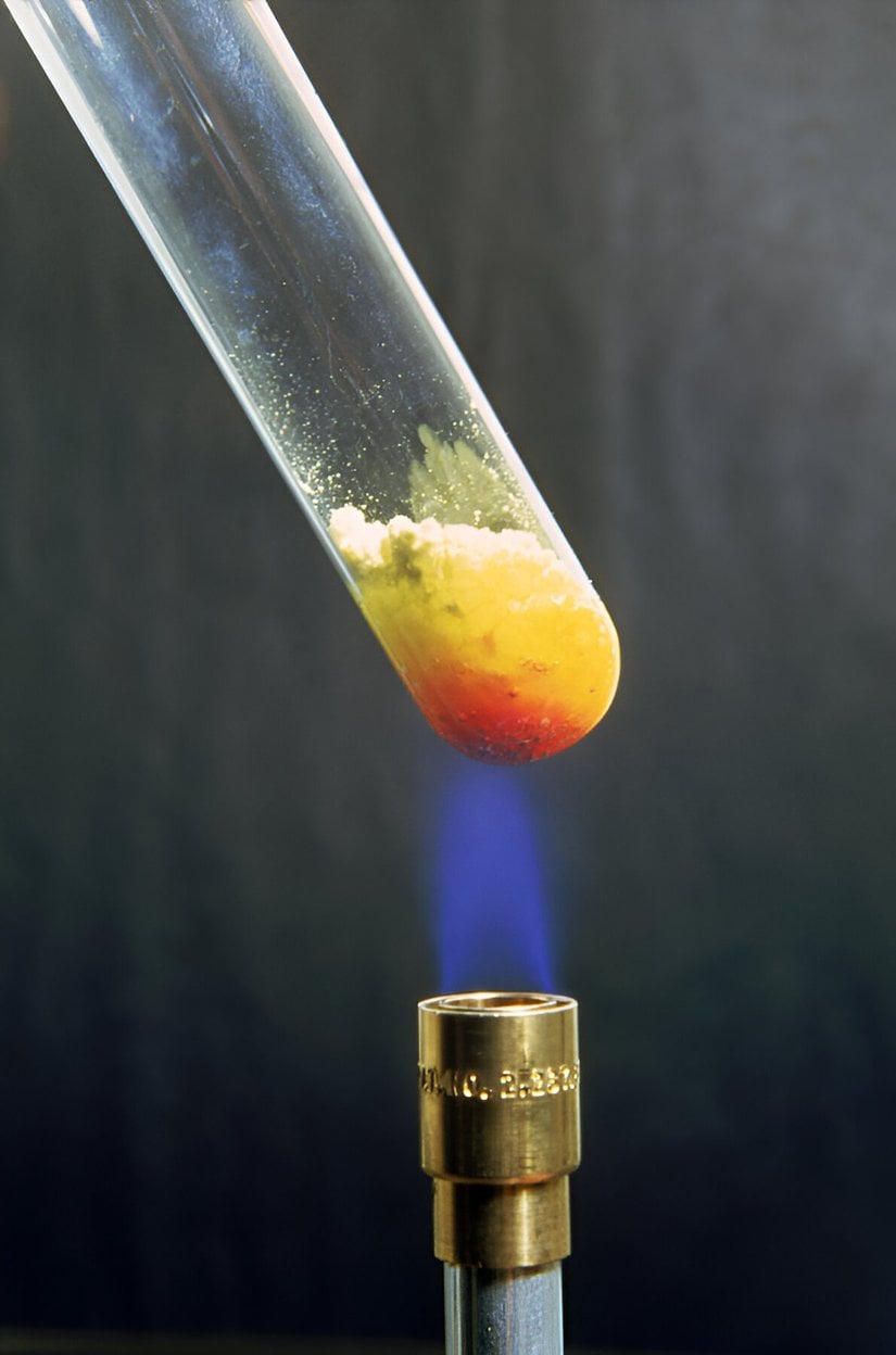 Kükürt, belirli sıcaklıklarda hal değişimine uğrayan bir maddedir. Katı halde bulunan kükürt, 119 °C sıcaklığa ulaştığında erimeye başlar. Bu sıcaklık, kükürtün erime noktasıdır. Yani kükürtün donma noktası da 119 °C’dir. Eğer ısıtılmaya devam edilirse, sıvı kükürt 444,6 °C’ye ulaştığında kaynamaya başlar ve gaz haline geçer. Bu sıcaklık da kükürtün kaynama noktasıdır.